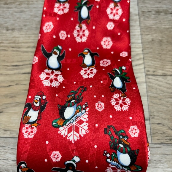 Hallmark Yule Tie Greetings Mens Penguins Necktie Christmas Red HolidayEUC - Picture 7 of 8